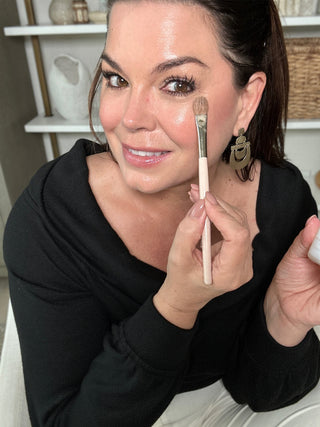 sonia roselli applying concealer