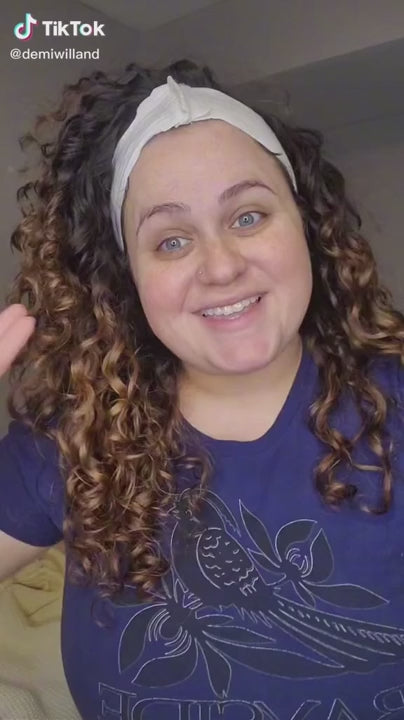 Video thumbnail of a woman demonstrates easy Sexapeel Spray application for glowing, soft skin